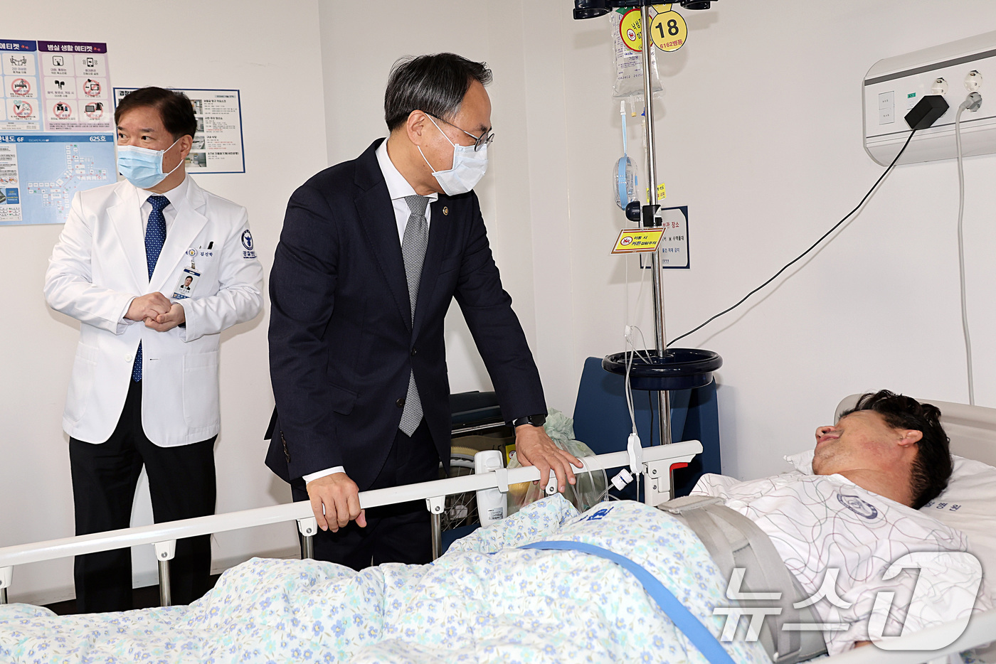 (서울=뉴스1) = 고기동 행정안전부 장관 직무대행이 25일 오전 설 연휴를 맞아 서울 송파구 소재 경찰병원을 방문하여 의료진 등 관계자를 격려하고 입원해 치료를 받고 있는 경찰관 …