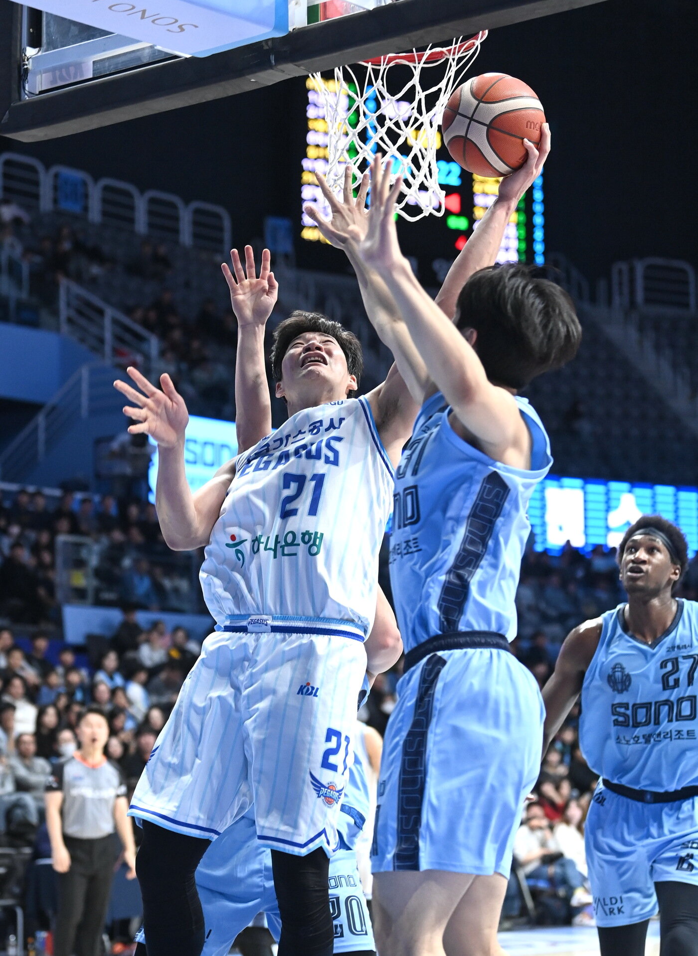 본문 이미지 - 한국가스공사 이대헌(왼쪽)이 25일 소노와 경기에서 골밑슛을 하고 있다.(KBL 제공)