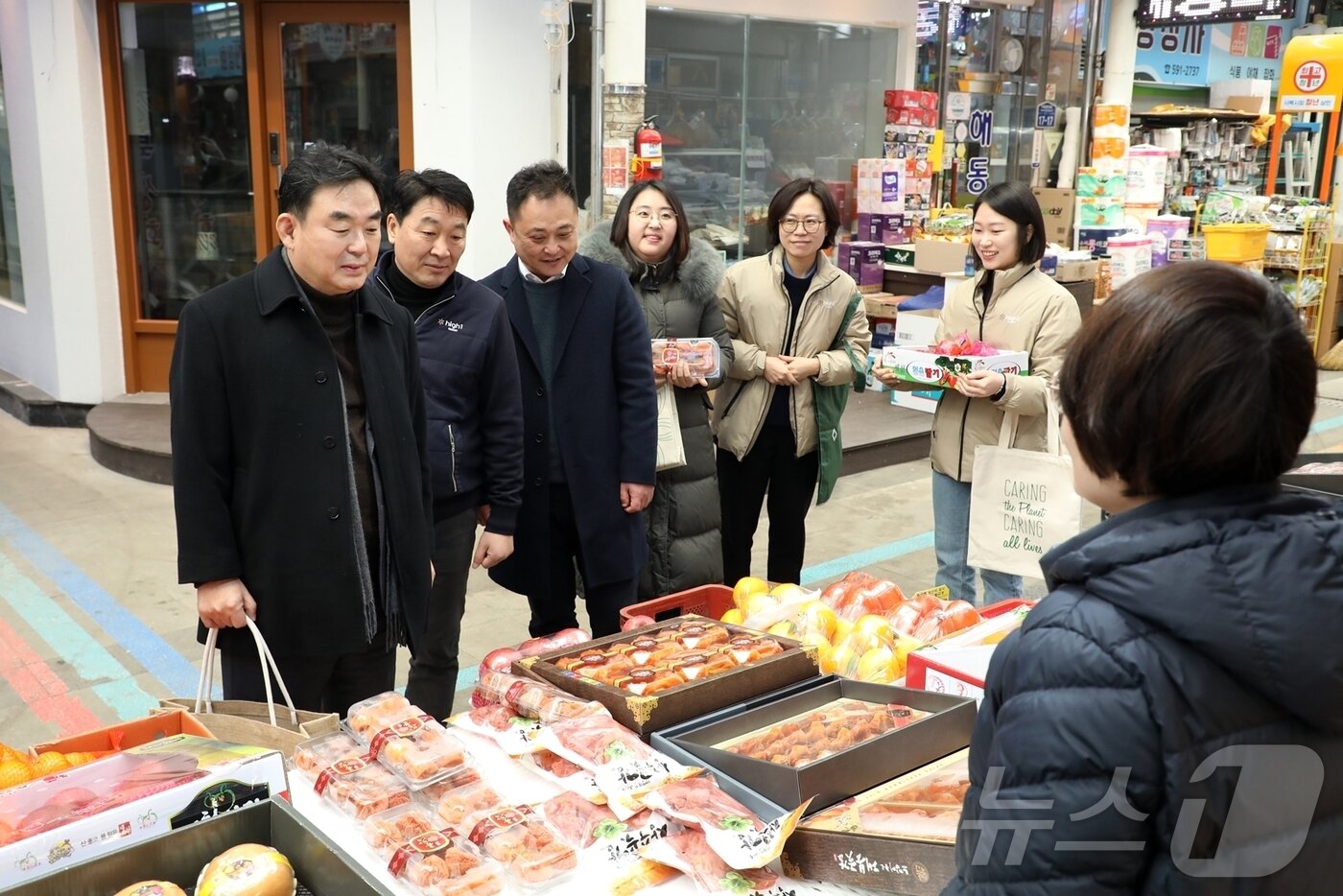 본문 이미지 - 최철규 강원랜드 대표이사 직무대행을 비롯한 500명의 강원랜드 임직원들이 지난 24일 정선 사북‧고한 전통시장을 찾아 온누리상품권 소비에 나섰다. &#40;강원랜드 제공&#41; 2025.1.25/뉴스1