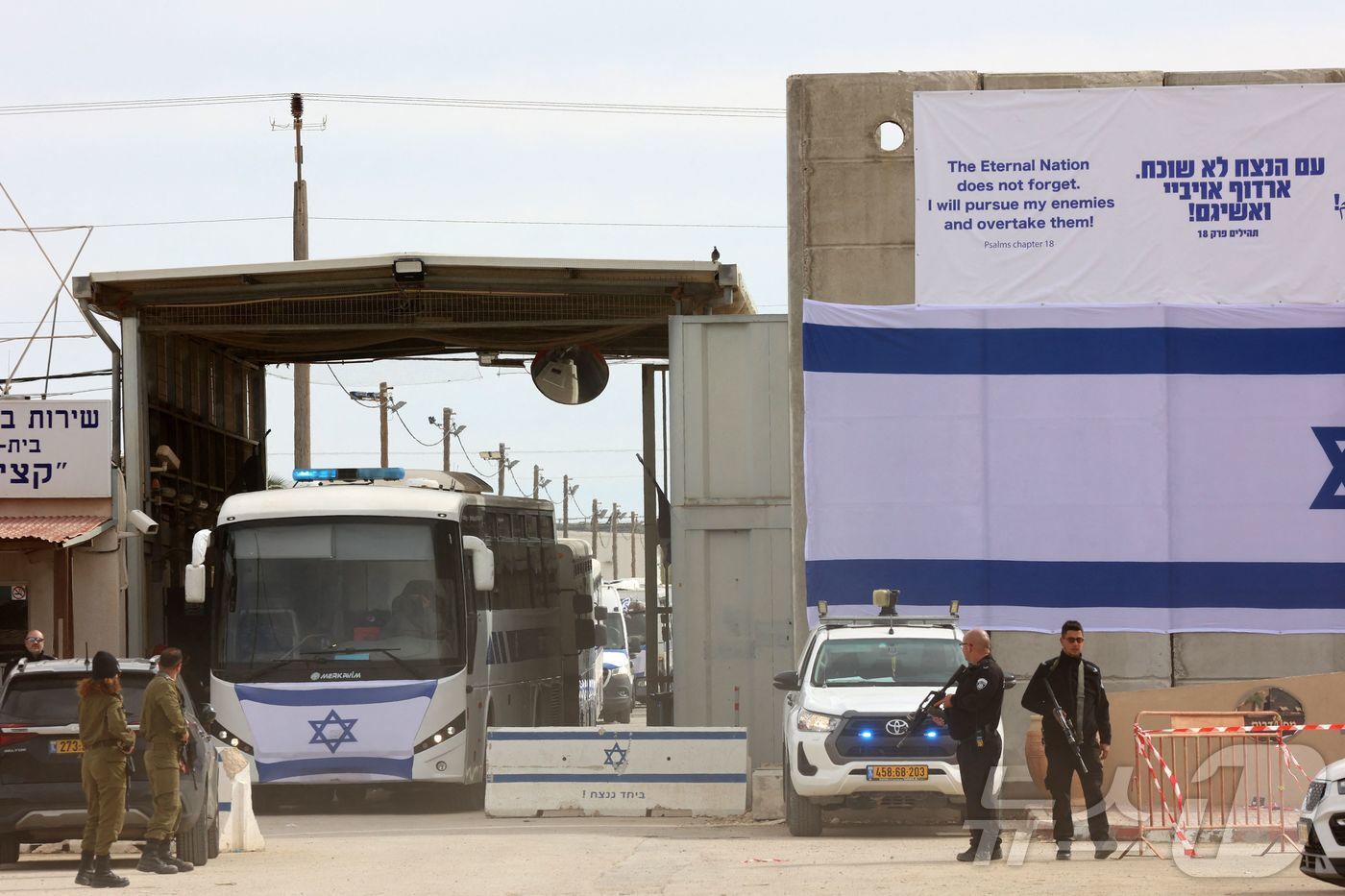 본문 이미지 - 25일(현지시간) 이스라엘 키오트 교도소 근처에서 팔레스타인인 수감자들을 수송하는 버스가 출입구 밖으로 나오고 있다. 2025.01.25/ ⓒ AFP=뉴스1 ⓒ News1 권진영 기자