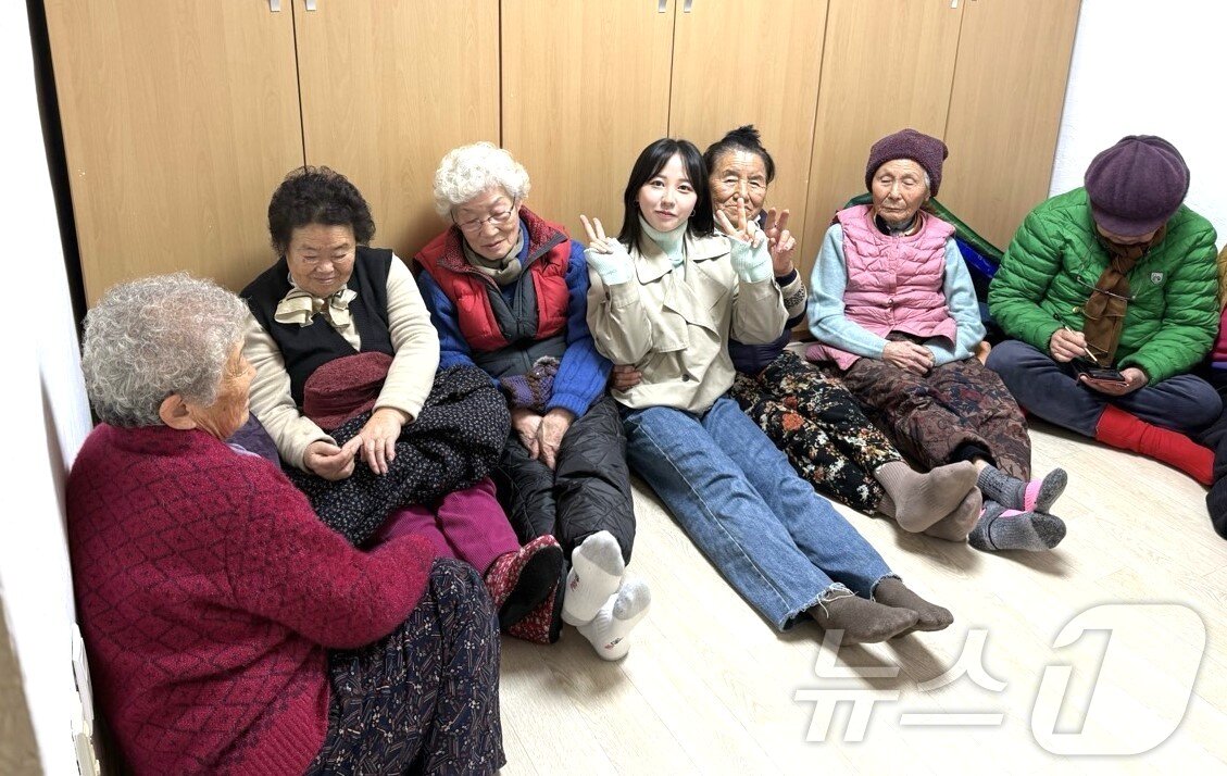 본문 이미지 - 도시에서 단양군 대강면 방곡리로 귀촌한 20대 오혜린&#40;중앙&#41; 씨가 마을 경로당에서 할머니들과 함께하고 있다. &lt;오혜린 씨 제공&gt;/뉴스1 