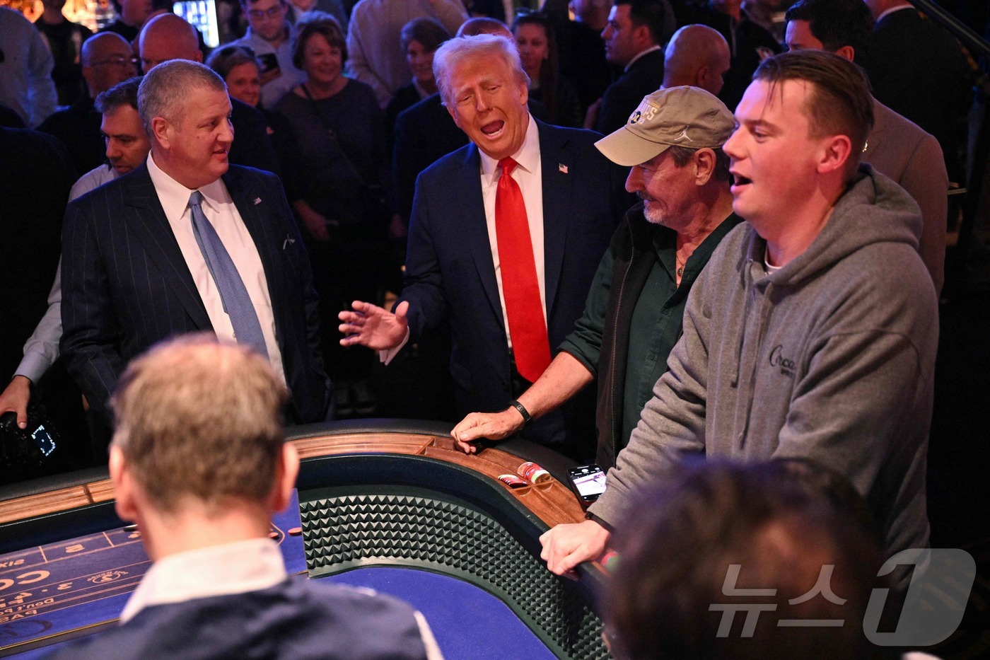 포토] 라스베이거스 카지노 찾아 후원자 만나는 트럼프 - 뉴스1