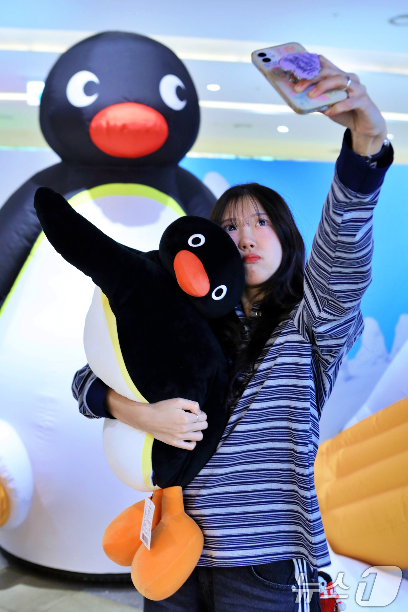 (서울=뉴스1) = 롯데백화점은 잠실점 지하 1층 트레비 분수 앞에서 오는 내달 6일까지 '핑구' 팝업스토어를 진행한다고 26일 밝혔다. '핑구' 팝업스토어에서는 인기 클레이 애니 …