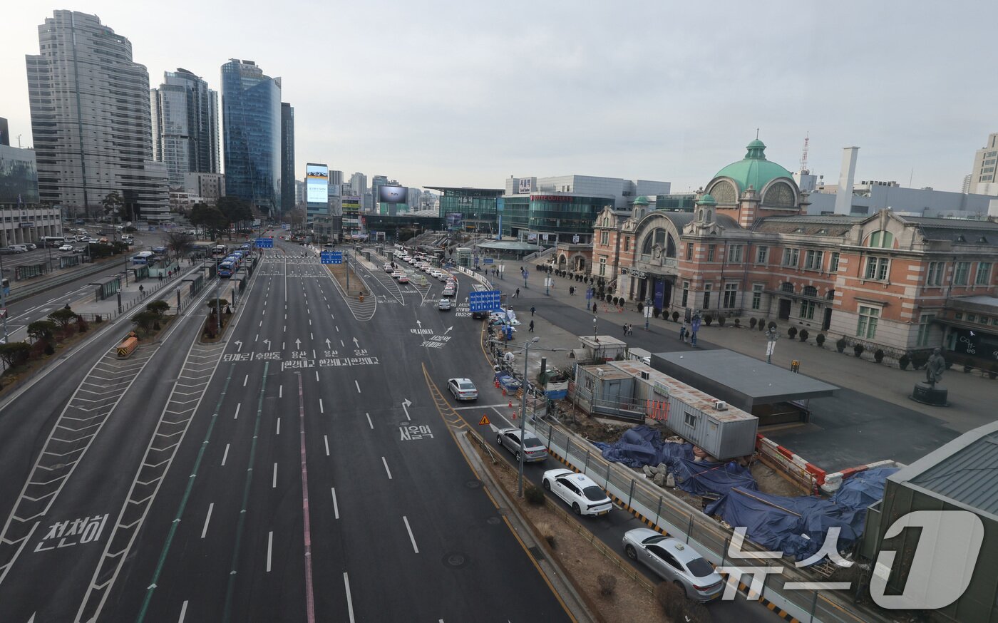 본문 이미지 - 설 연휴인 26일 오전 서울로7017에서 바라본 서울역 일대 도로가 한산한 모습을 보이고 있다. 2025.1.26/뉴스1 ⓒ News1 신웅수 기자