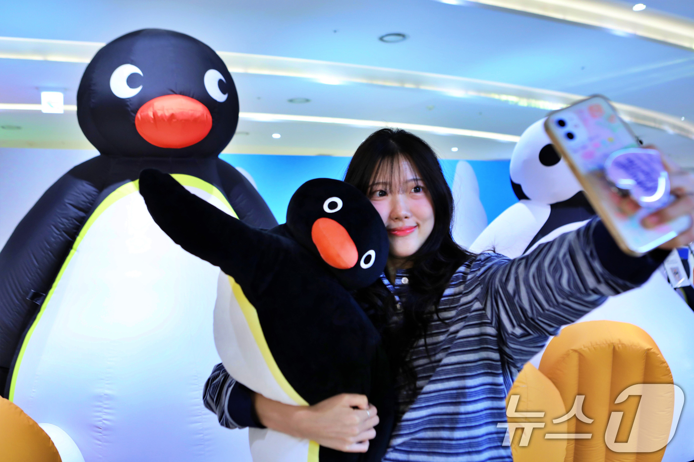 (서울=뉴스1) = 롯데백화점은 잠실점 지하 1층 트레비 분수 앞에서 오는 내달 6일까지 '핑구' 팝업스토어를 진행한다고 26일 밝혔다. '핑구' 팝업스토어에서는 인기 클레이 애니 …