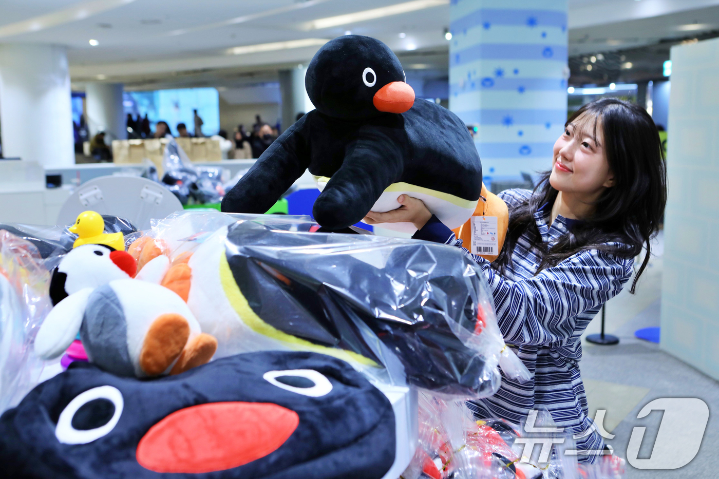 (서울=뉴스1) = 롯데백화점은 잠실점 지하 1층 트레비 분수 앞에서 오는 내달 6일까지 '핑구' 팝업스토어를 진행한다고 26일 밝혔다. '핑구' 팝업스토어에서는 인기 클레이 애니 …