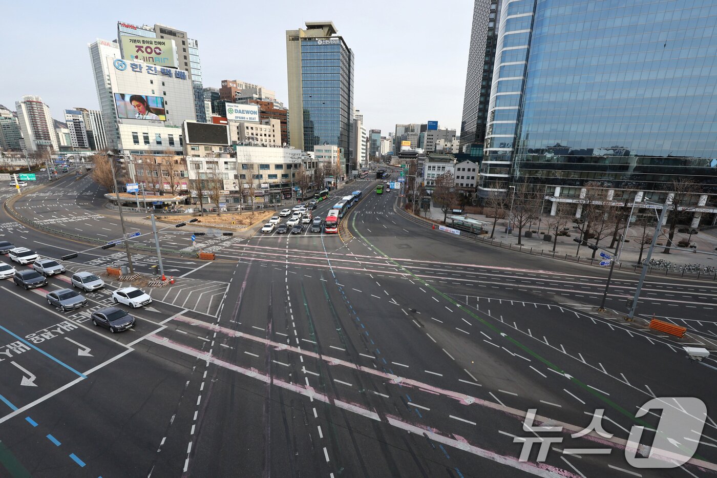 본문 이미지 - 설 연휴인 26일 오전 서울로7017에서 바라본 서울역 일대 도로가 한산한 모습을 보이고 있다. 2025.1.26/뉴스1 ⓒ News1 신웅수 기자