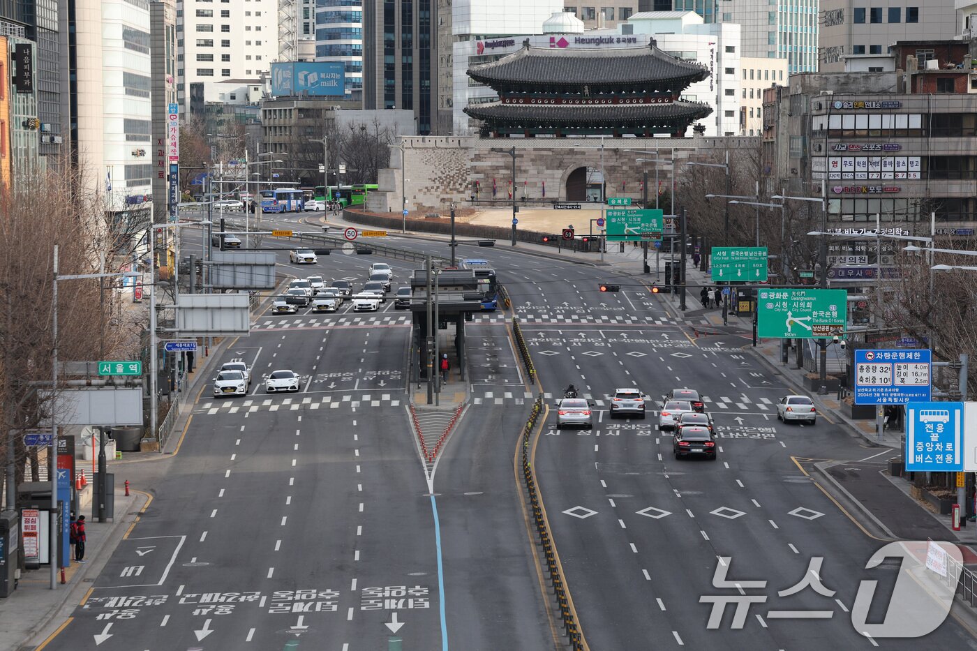 본문 이미지 - 설 연휴인 26일 오전 서울로7017에서 바라본 서울역 일대 도로가 한산한 모습을 보이고 있다. 2025.1.26/뉴스1 ⓒ News1 신웅수 기자