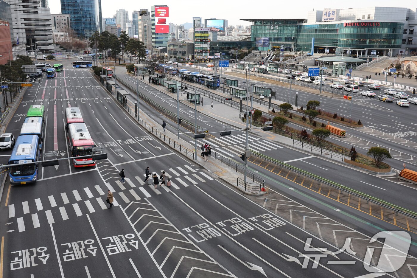 본문 이미지 - 설 연휴인 26일 오전 서울로7017에서 바라본 서울역 일대 도로가 한산한 모습을 보이고 있다. 2025.1.26/뉴스1 ⓒ News1 신웅수 기자