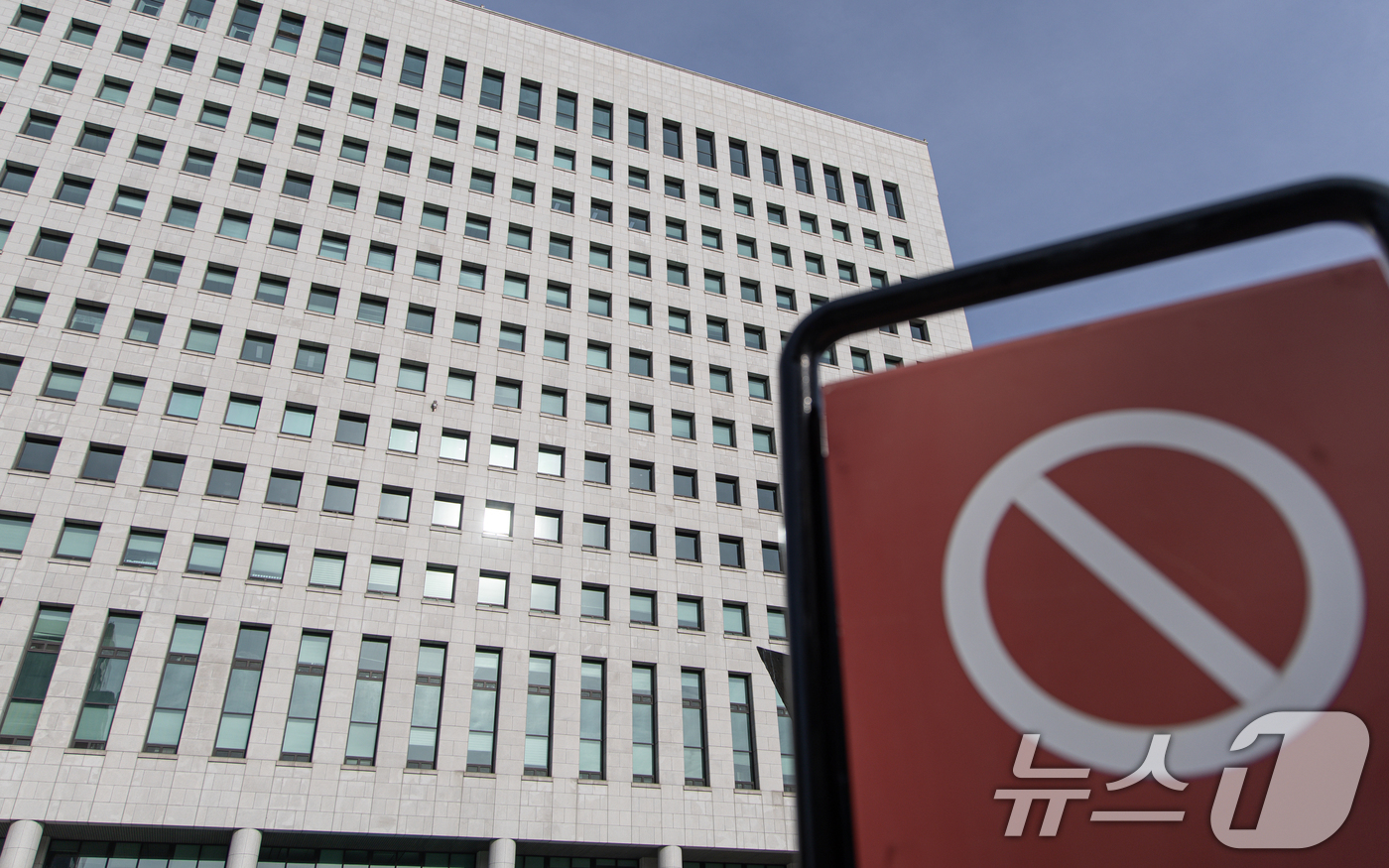 (서울=뉴스1) 이재명 기자 = 검찰이 구속영장 기간 만료를 앞둔 윤석열 대통령에 대한 구속기소 여부를 논의하기 위해 26일 전국 고·지검장 회의를 개최한다.대검찰청은 이날 오전 …