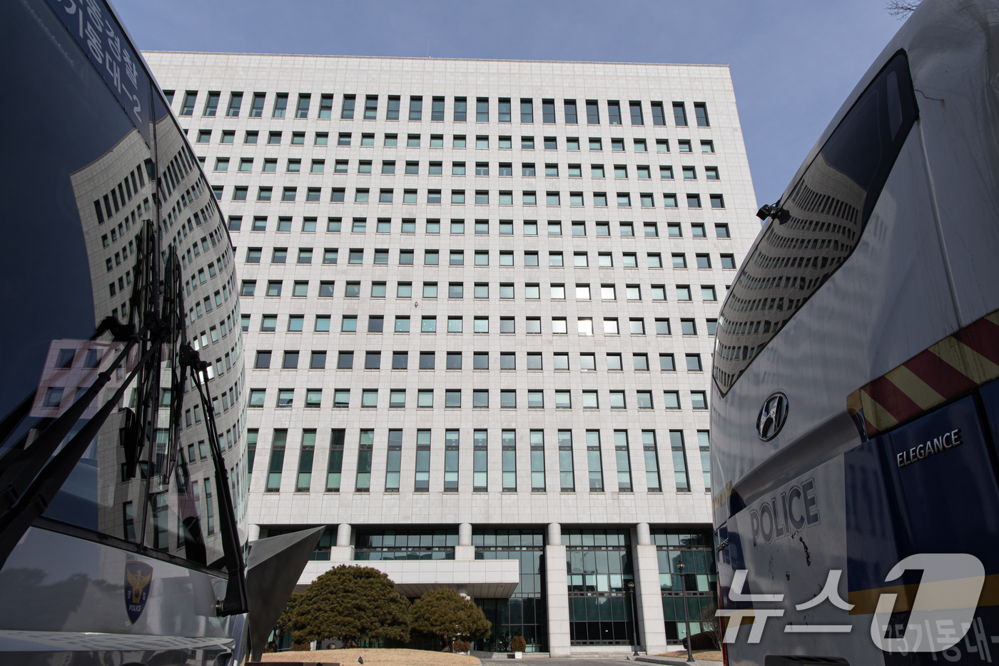 (서울=뉴스1) 이재명 기자 = 검찰이 구속영장 기간 만료를 앞둔 윤석열 대통령에 대한 구속기소 여부를 논의하기 위해 26일 전국 고·지검장 회의를 개최한다.대검찰청은 이날 오전 …