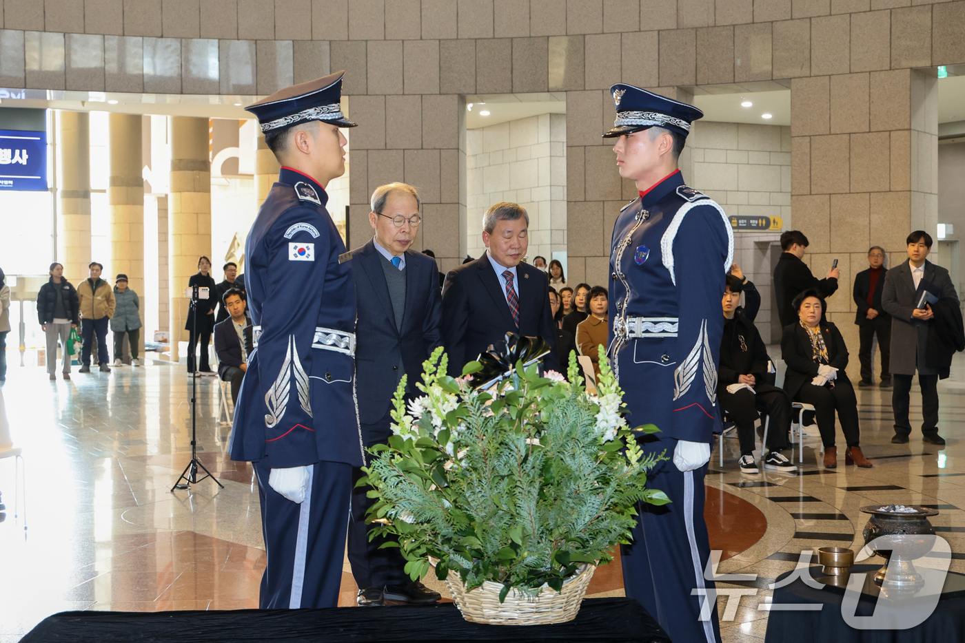(서울=뉴스1) = 지난 24일 서울 용산구 전쟁기념관에서 열린 호국 인물 현양 행사에서 1월 호국 인물로 선정된 대한민국 임시정부 광복군 총사령관 지청천 장군의 장손인 지상철 광 …