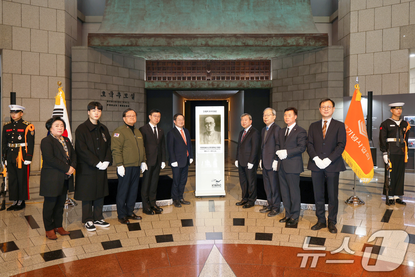 (서울=뉴스1) = 백승주 전쟁 기념사업회장(왼쪽 다섯 번째)을 비롯한 내빈들이 지난 24일 서울 용산구 전쟁기념관에서 열린 1월의 호국 인물 현양 행사에서 기념 촬영하고 있다.호 …