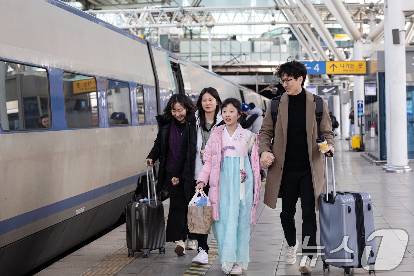 본문 이미지 - 설 명절을 앞둔 26일 오전 서울 용산구 서울역에서 귀성객들이 열차에 탑승하기 위해 발걸음을 옮기고 있다. 2025.1.26/뉴스1 ⓒ News1 이승배 기자