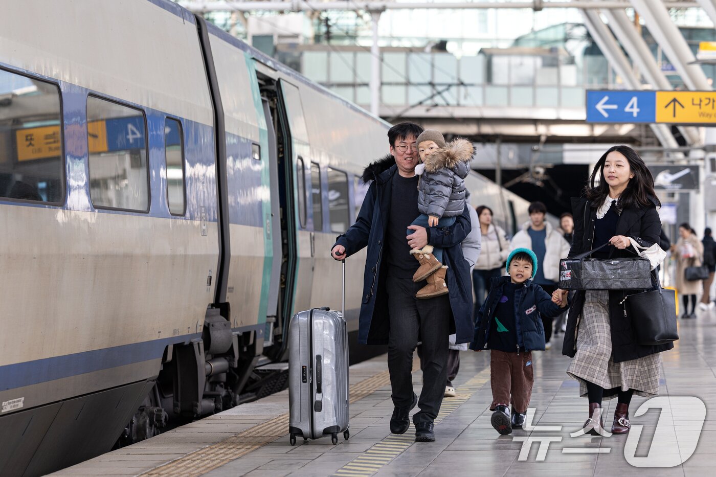 본문 이미지 - 설 명절을 앞둔 26일 오전 서울 용산구 서울역에서 귀성객들이 열차에 탑승하기 위해 발걸음을 옮기고 있다. 2025.1.26/뉴스1 ⓒ News1 이승배 기자