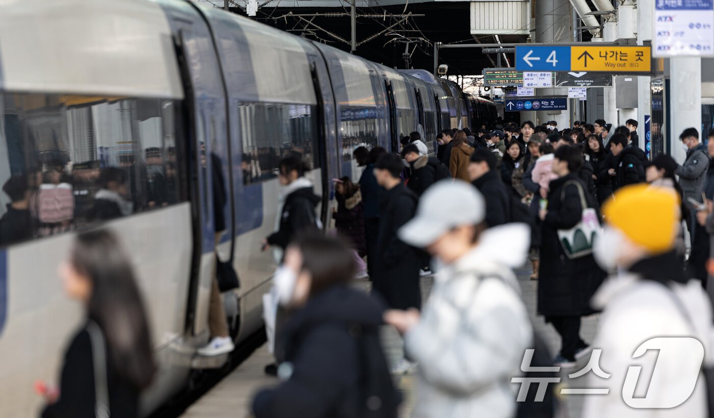 본문 이미지 - 설 명절을 앞둔 26일 오전 서울 용산구 서울역에서 귀성객들이 열차에 탑승하고 있다. 2025.1.26/뉴스1 ⓒ News1 이승배 기자