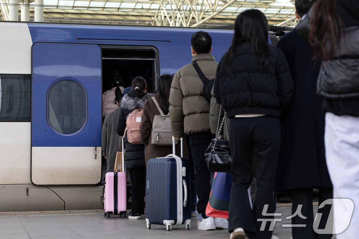 본문 이미지 - 설 명절을 앞둔 26일 오전 서울 용산구 서울역에서 귀성객들이 열차 탑승을 위해 줄 서 있다. 2025.1.26/뉴스1 ⓒ News1 이승배 기자