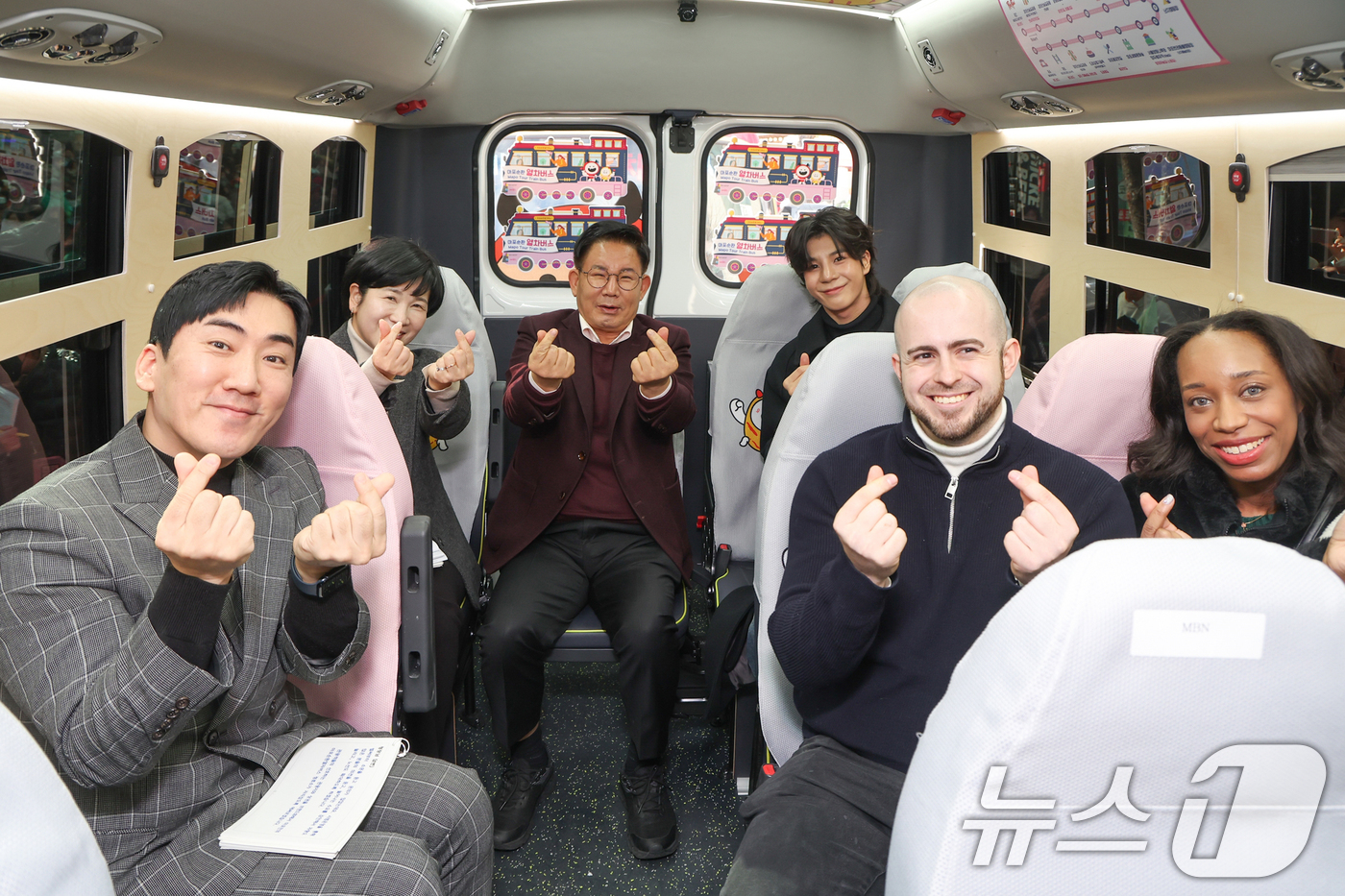 (서울=뉴스1) = 박강수 마포구청장 등이 지난 25일 서울 마포구 홍대 젊음의 거리 레드로드 R2에서 열린 '마포순환열차버스' 제막식에서 마포순환열차 버스에 탑승하고 있다. (마 …