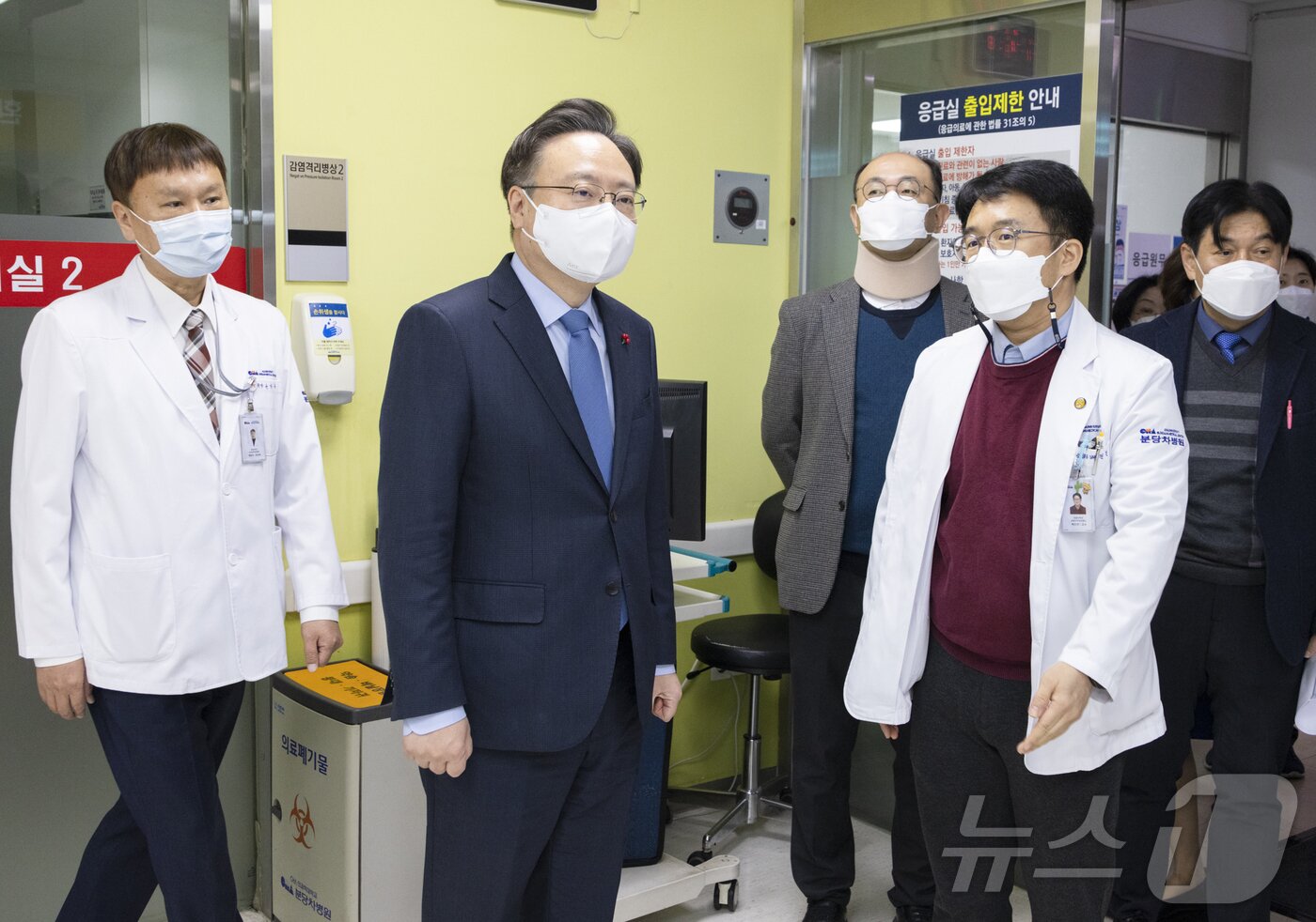 본문 이미지 - 조규홍 보건복지부 장관이 26일 경기 성남시 분당차병원 권역응급의료센터에서 설 연휴 응급진료 대비상황 확인 및 근무자들을 격려하고 있다. (보건복지부 제공) 2025.1.26/뉴스1