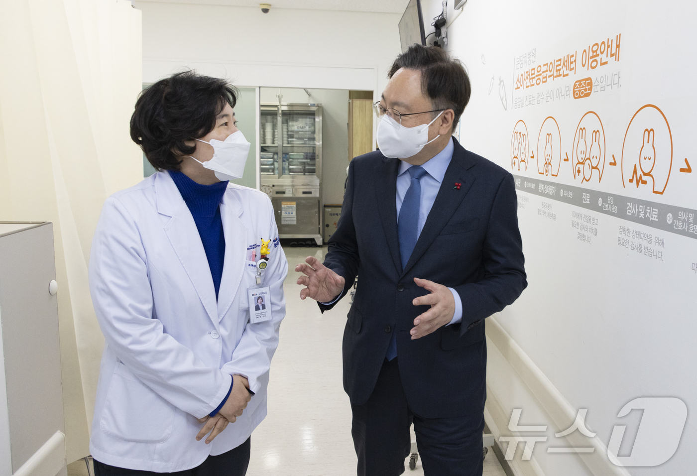 (서울=뉴스1) = 조규홍 보건복지부 장관이 26일 경기 성남시 분당차병원 권역응급의료센터에서 설 연휴 응급진료 대비상황 확인 및 근무자들을 격려하고 있다. (보건복지부 제공) 2 …