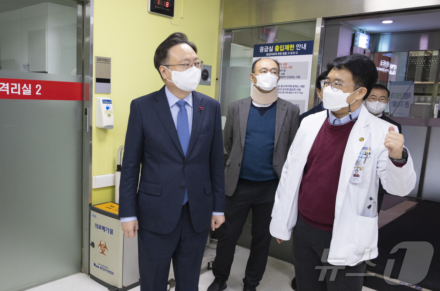 (서울=뉴스1) = 조규홍 보건복지부 장관이 26일 경기 성남시 분당차병원 권역응급의료센터에서 설 연휴 응급진료 대비상황 확인 및 근무자들을 격려하고 있다. (보건복지부 제공) 2 …