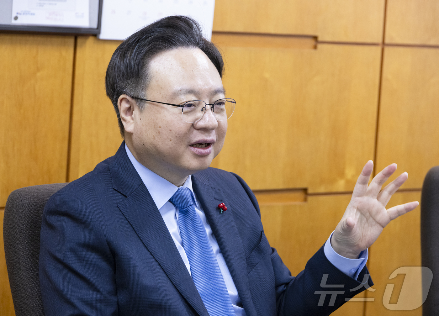 (서울=뉴스1) = 조규홍 보건복지부 장관이 26일 경기 성남시 분당차병원 권역응급의료센터에서 설 연휴 응급진료 대비상황 확인 및 근무자들을 격려하고 있다. (보건복지부 제공) 2 …
