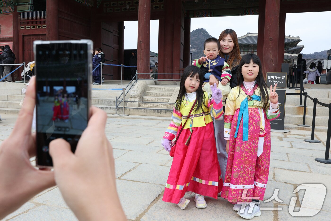 본문 이미지 - 설 연휴인 26일 오후 서울 경복궁을 찾은 한 가족이 추억을 남기고 있다. 국가유산청 궁능유적본부는 명절 연휴인 오는 30일까지 4대궁&#40;경복궁·덕수궁·창경궁·창덕궁&#41;과 종묘, 조선왕릉을 무료로 개방한다. 2025.1.26/뉴스1 ⓒ News1 신웅수 기자