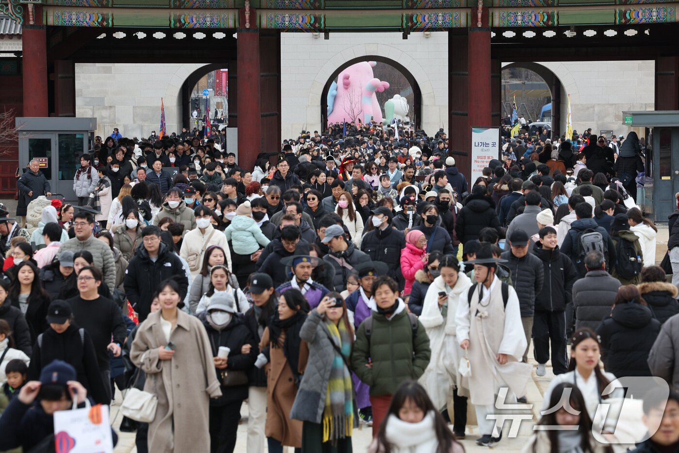 본문 이미지 - 설 연휴인 26일 오후 서울 경복궁이 관람객들로 붐비고 있다. 국가유산청 궁능유적본부는 명절 연휴인 오는 30일까지 4대궁&#40;경복궁·덕수궁·창경궁·창덕궁&#41;과 종묘, 조선왕릉을 무료로 개방한다. 2025.1.26/뉴스1 ⓒ News1 신웅수 기자
