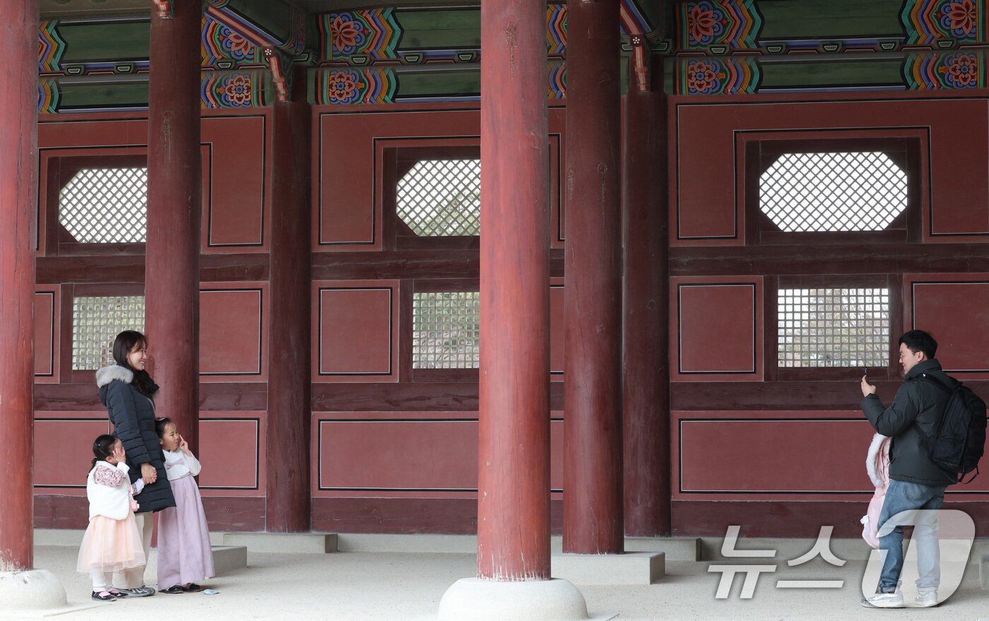 본문 이미지 - 설 연휴인 26일 오후 서울 경복궁을 찾은 한 가족이 추억을 남기고 있다. 국가유산청 궁능유적본부는 명절 연휴인 오는 30일까지 4대궁&#40;경복궁·덕수궁·창경궁·창덕궁&#41;과 종묘, 조선왕릉을 무료로 개방한다. 2025.1.26/뉴스1 ⓒ News1 신웅수 기자