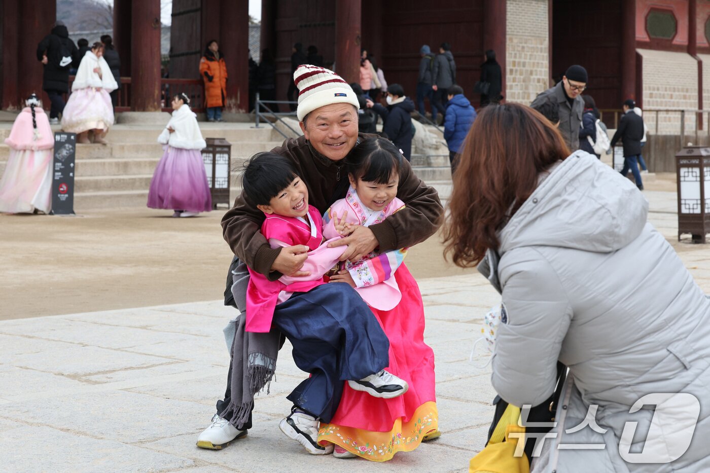 본문 이미지 - 설 연휴인 26일 오후 서울 경복궁을 찾은 한 가족이 추억을 남기고 있다. 국가유산청 궁능유적본부는 명절 연휴인 오는 30일까지 4대궁&#40;경복궁·덕수궁·창경궁·창덕궁&#41;과 종묘, 조선왕릉을 무료로 개방한다. 2025.1.26/뉴스1 ⓒ News1 신웅수 기자