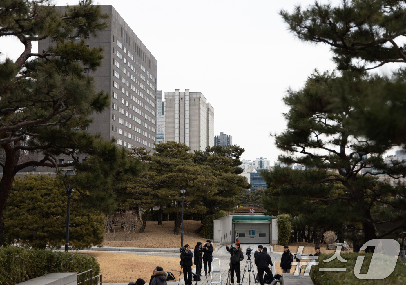 (서울=뉴스1) 이재명 기자 = 검찰이 윤석열 대통령에 대한 구속기소 여부를 논의하기 위해 개최한 전국 고·지검장 회의가 약 3시간 만에 종료됐다.대검찰청은 이날 오전 10시부터 …
