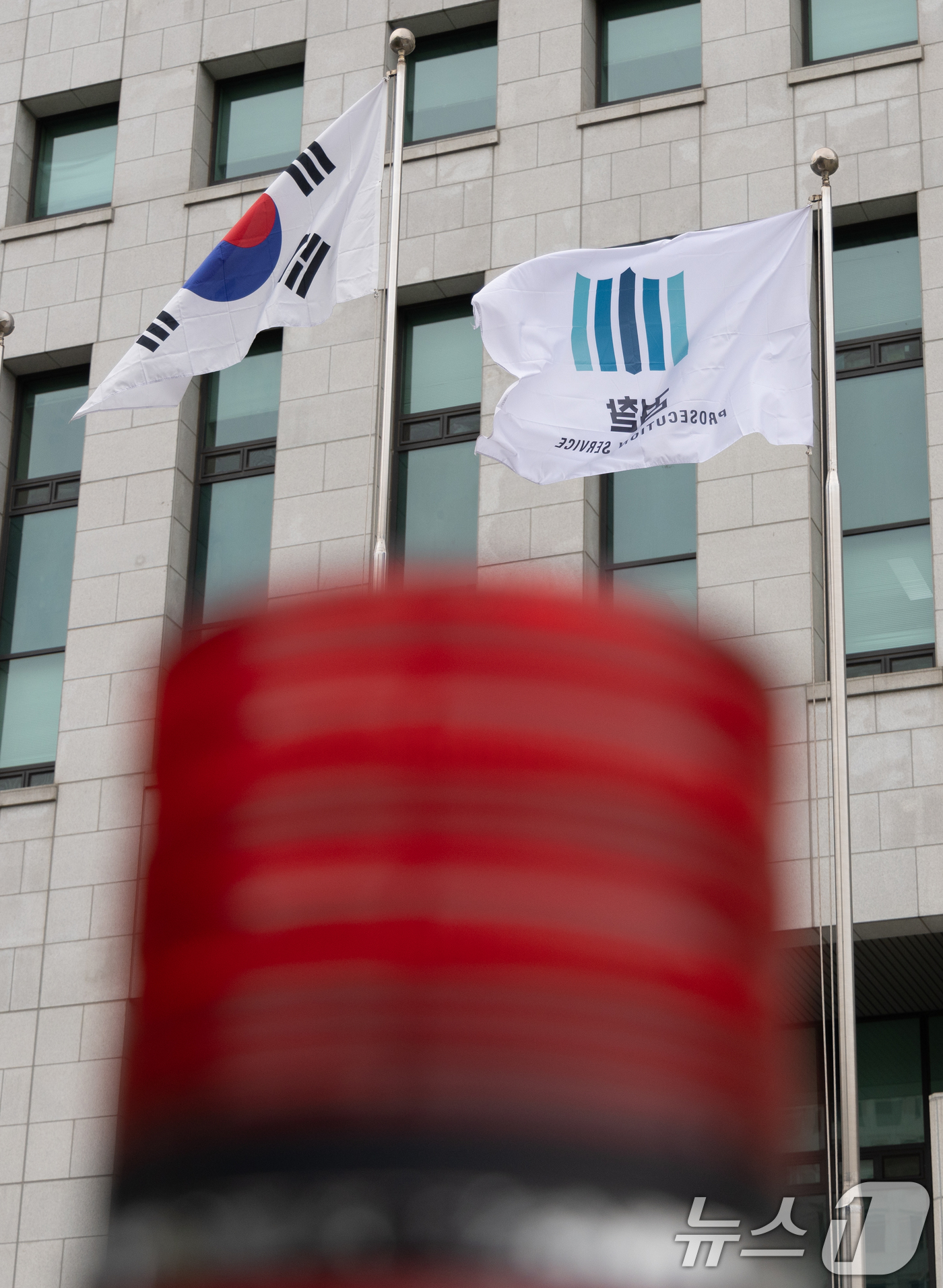 (서울=뉴스1) 이재명 기자 = 검찰이 윤석열 대통령에 대한 구속기소 여부를 논의하기 위해 개최한 전국 고·지검장 회의가 약 3시간 만에 종료됐다.대검찰청은 이날 오전 10시부터 …