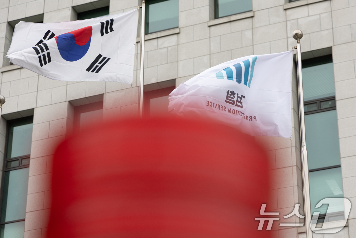 (서울=뉴스1) 이재명 기자 = 검찰이 윤석열 대통령에 대한 구속기소 여부를 논의하기 위해 개최한 전국 고·지검장 회의가 약 3시간 만에 종료됐다.대검찰청은 이날 오전 10시부터 …