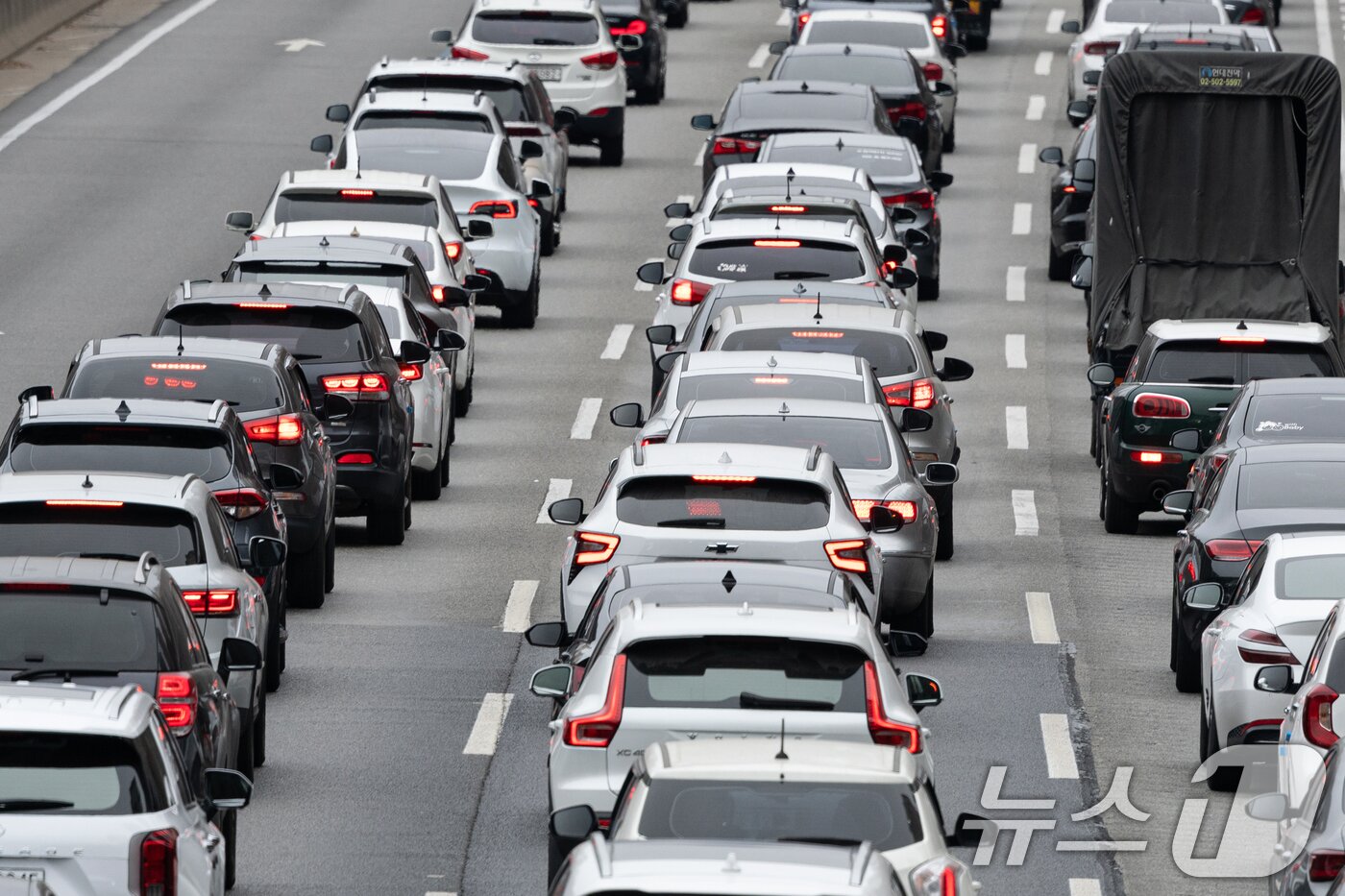 본문 이미지 - 설 명절을 앞둔 26일 오후 서울 서초구 잠원IC 부근에서 경부고속도로 하행선 방향에 차량이 정체되고 있다. 한국도로공사에 따르면 이날 전국에서 425만 대가 이동할 것으로 예상된다. 수도권에서 지방으로 41만 대, 지방에서 수도권으로 30만 대 이동할 것으로 보인다. 귀성 방향 정체는 오전 6~7시에 시작돼 정오부터 오후 1시 사이에 최대 수준을 보이다가 오후 10~11시쯤 해소될 것으로 전망된다. 2025.1.26/뉴스1 ⓒ News1 이승배 기자
