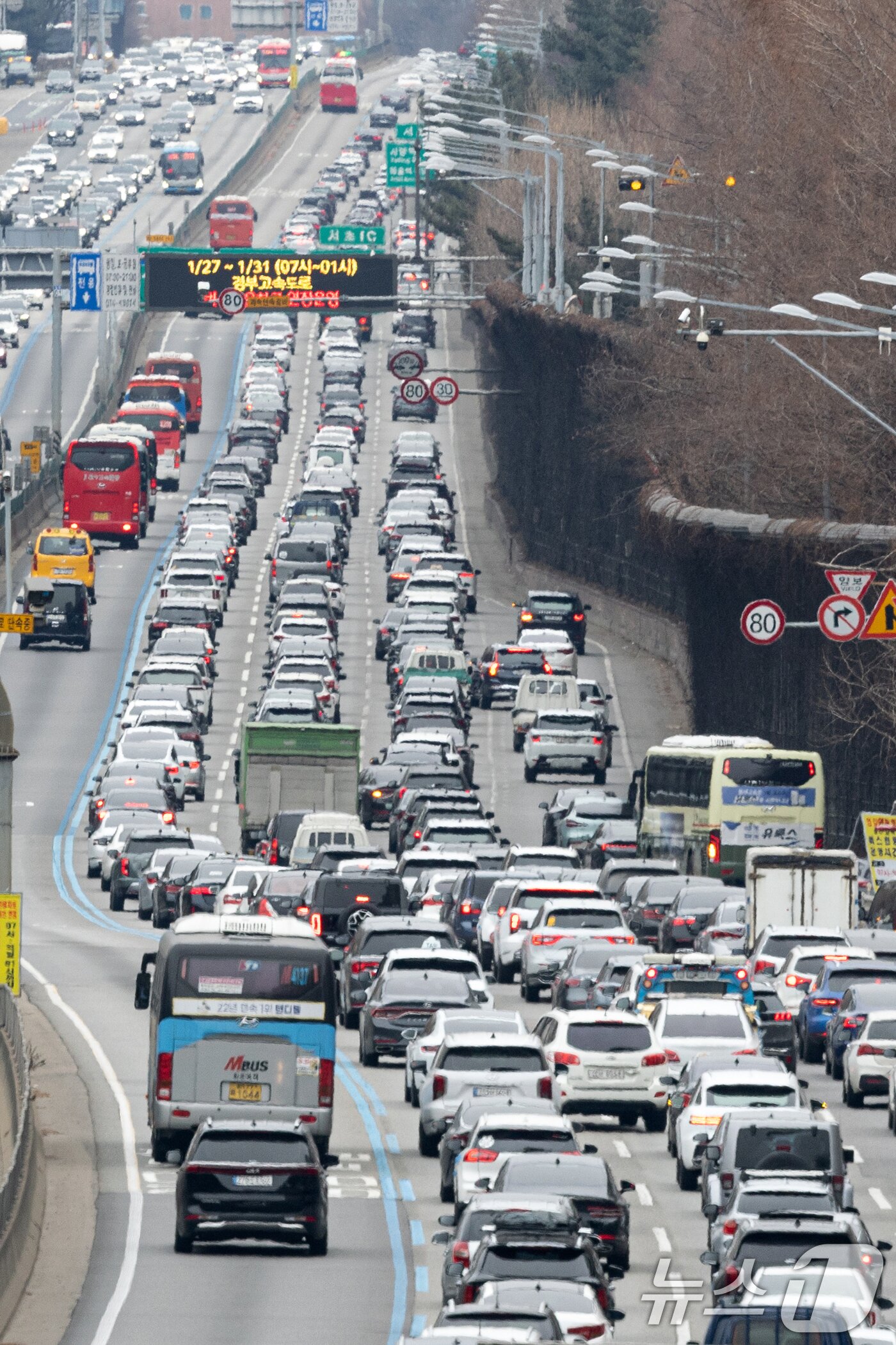 본문 이미지 - 설 명절을 앞둔 26일 오후 서울 서초구 잠원IC 부근에서 경부고속도로 하행선 방향에 차량이 정체되고 있다. 한국도로공사에 따르면 이날 전국에서 425만 대가 이동할 것으로 예상된다. 수도권에서 지방으로 41만 대, 지방에서 수도권으로 30만 대 이동할 것으로 보인다. 귀성 방향 정체는 오전 6~7시에 시작돼 정오부터 오후 1시 사이에 최대 수준을 보이다가 오후 10~11시쯤 해소될 것으로 전망된다. 2025.1.26/뉴스1 ⓒ News1 이승배 기자