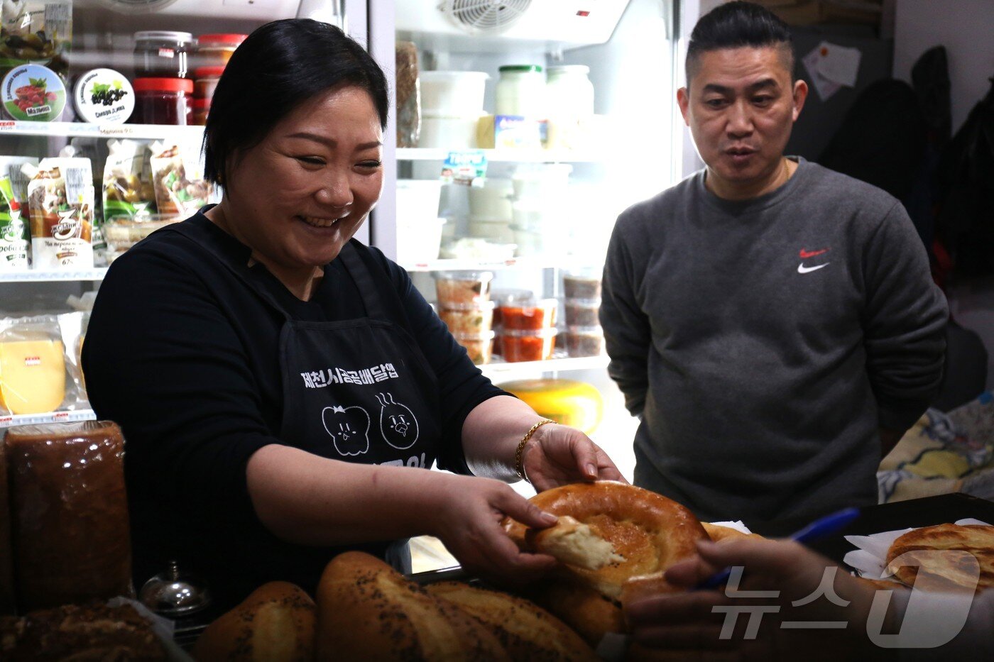 본문 이미지 - 발렌티나 씨는 제천시 청전동 자신의 식료품점에서 전통 빵 등을 판매한다. 2025.1.29. /뉴스1 