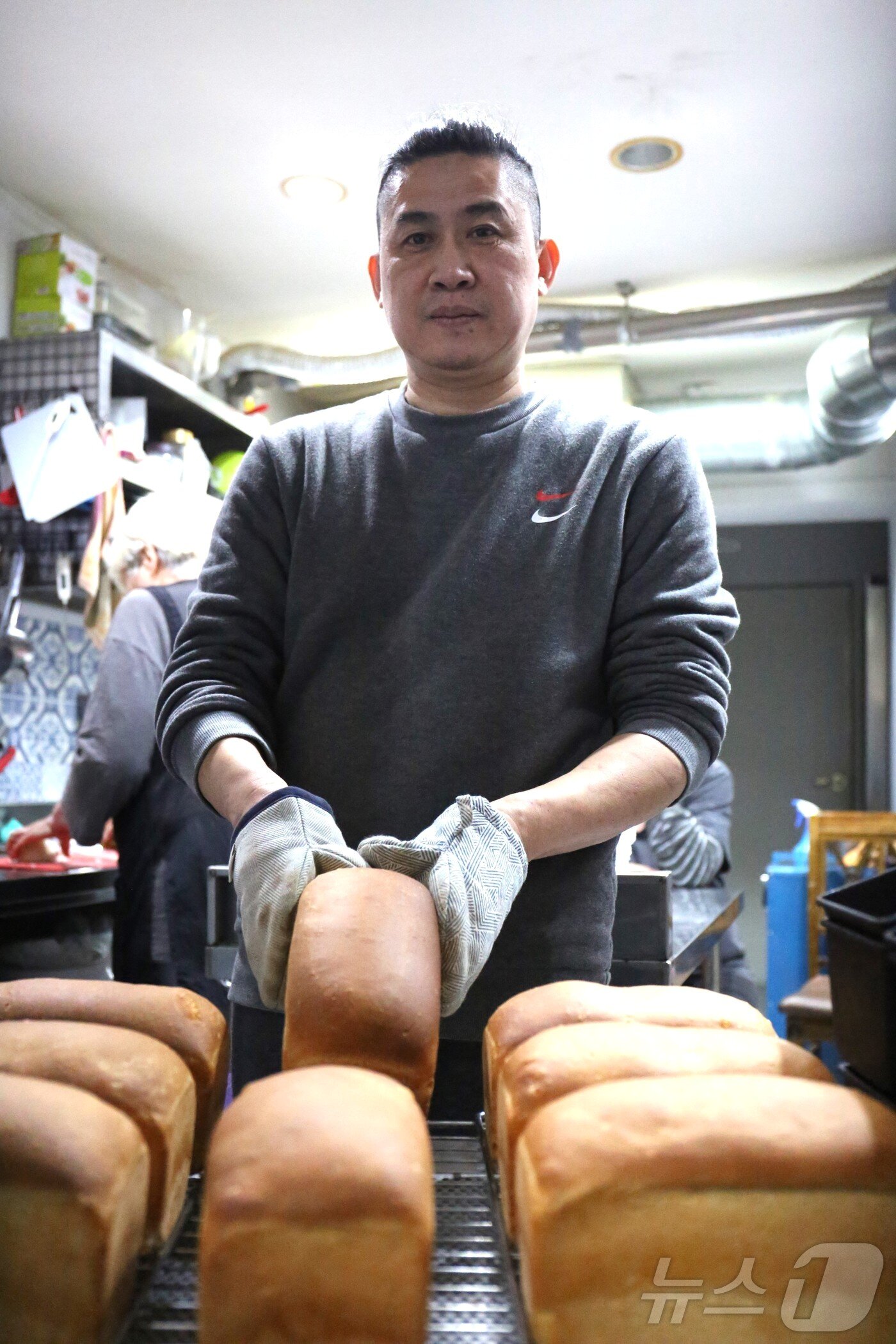 본문 이미지 - 고려인 발렌티나 씨의 남편 알렉섹 씨가 제천시 청전동 식료품점에서 빵을 굽고 있다. 2025.1.29. /뉴스1  