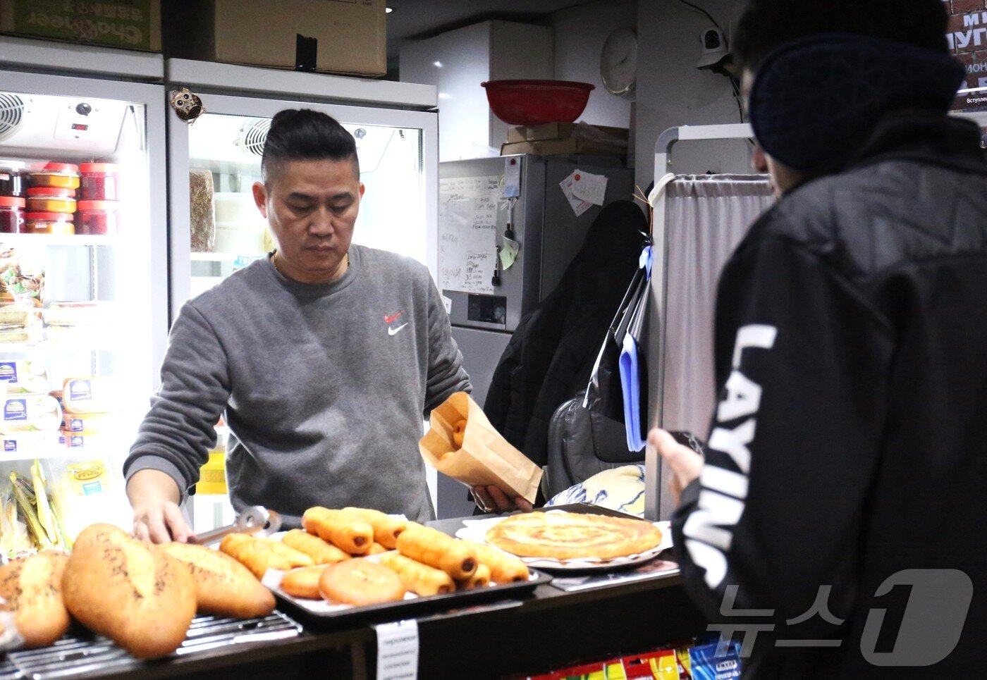 본문 이미지 - 고려인 발렌티나 씨의 남편 알렉섹 씨가 제천시 청전동 식료품점에서 전통 빵을 판매하고 있다. 2025.1.29. /뉴스1  