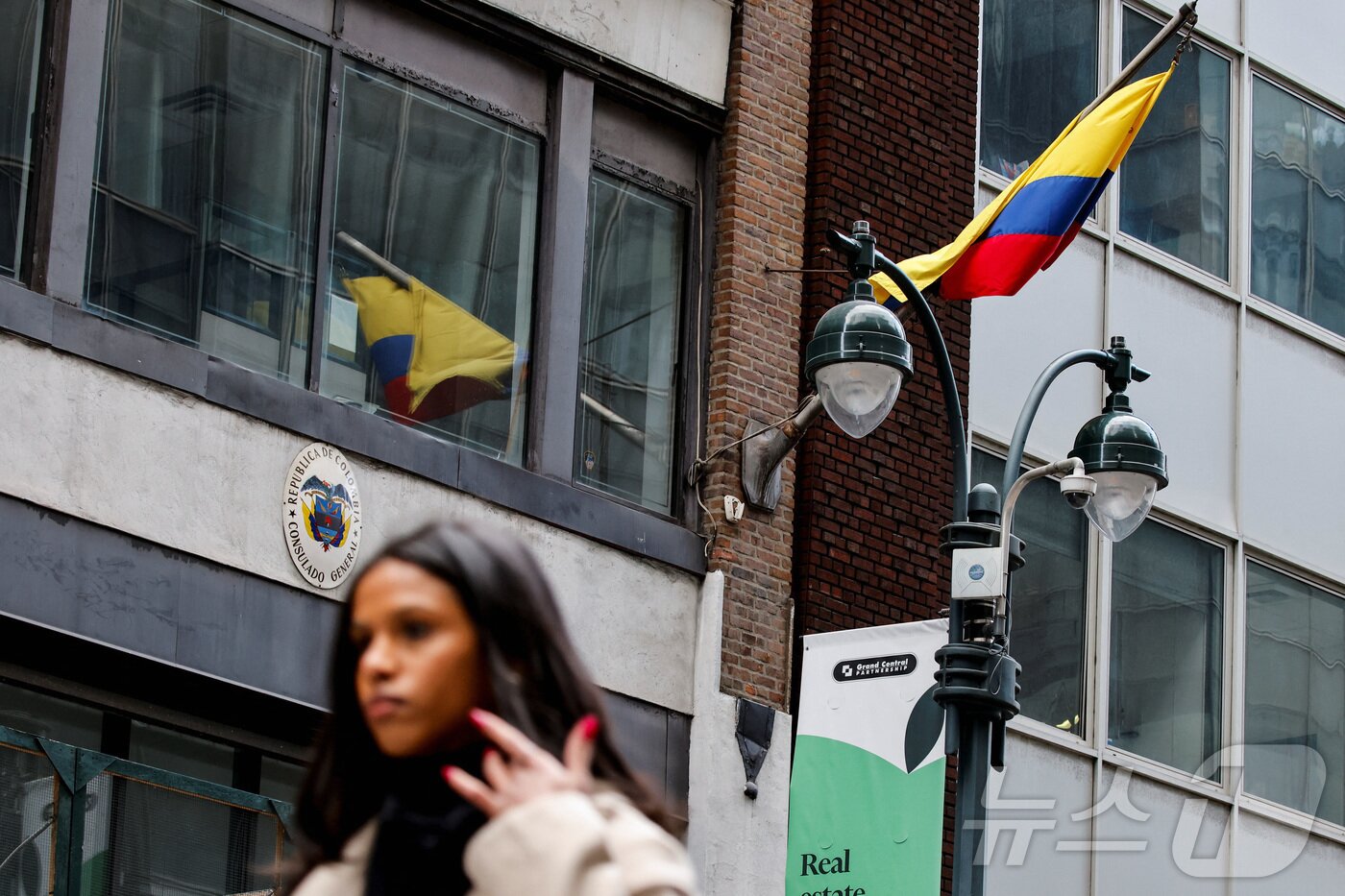 본문 이미지 - 26일(현지시간) 뉴욕 콜롬비아 영사관 인근을 한 여성이 걷고 있다. ⓒ 로이터=뉴스1 ⓒ News1 류정민 특파원