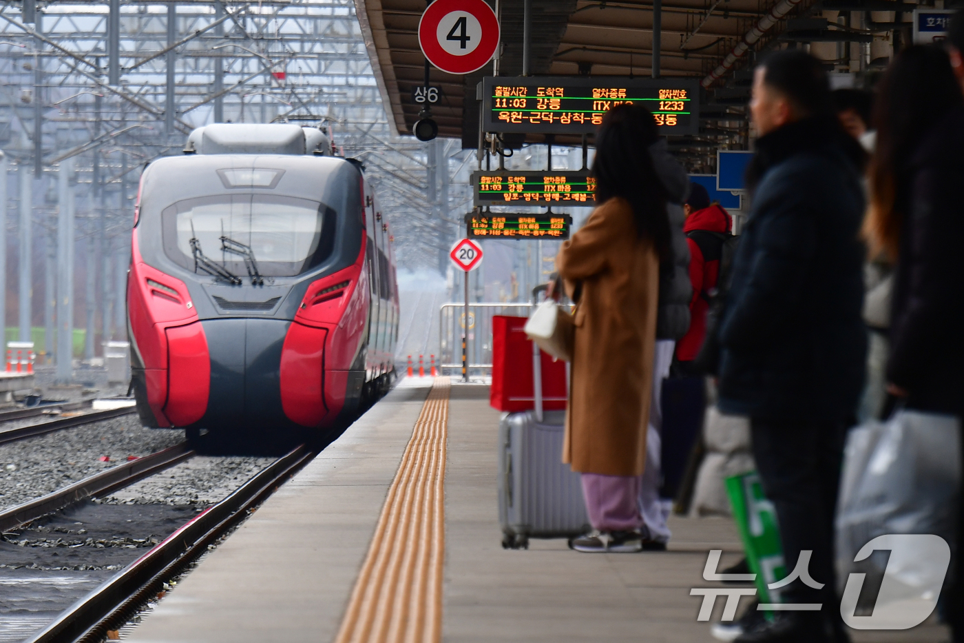 (포항=뉴스1) 최창호 기자 = 설 명절 연휴 사흘째인 27일 오전 경북 포항 KTX역에서 귀성객들이 동해선 강릉행 iTX마음 열차를 기다리고 있다.동해선 열차는 올 1월 1일 부 …