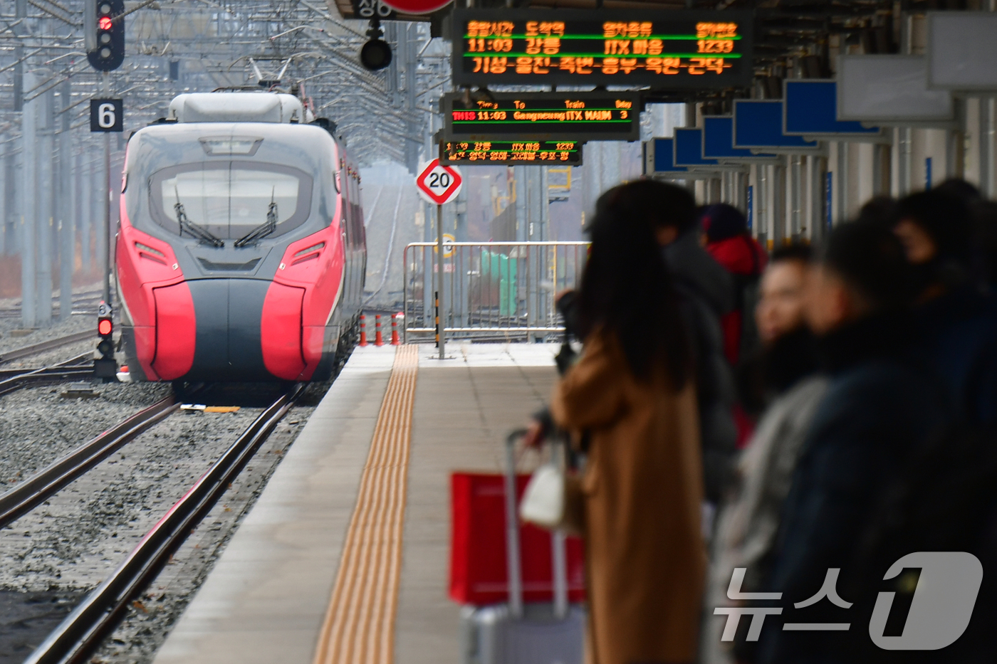 (포항=뉴스1) 최창호 기자 = 설 명절 연휴 사흘째인 27일 오전 경북 포항 KTX역에서 귀성객들이 동해선 강릉행 iTX마음 열차를 기다리고 있다.동해선 열차는 올 1월 1일 부 …