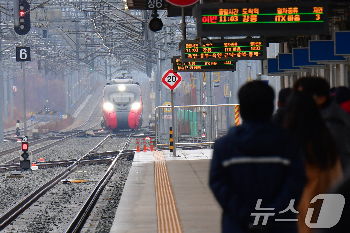 (포항=뉴스1) 최창호 기자 = 설 명절 연휴 사흘째인 27일 오전 경북 포항 KTX역에서 귀성객들이 동해선 강릉행 iTX마음 열차를 기다리고 있다.동해선 열차는 올 1월 1일 부 …
