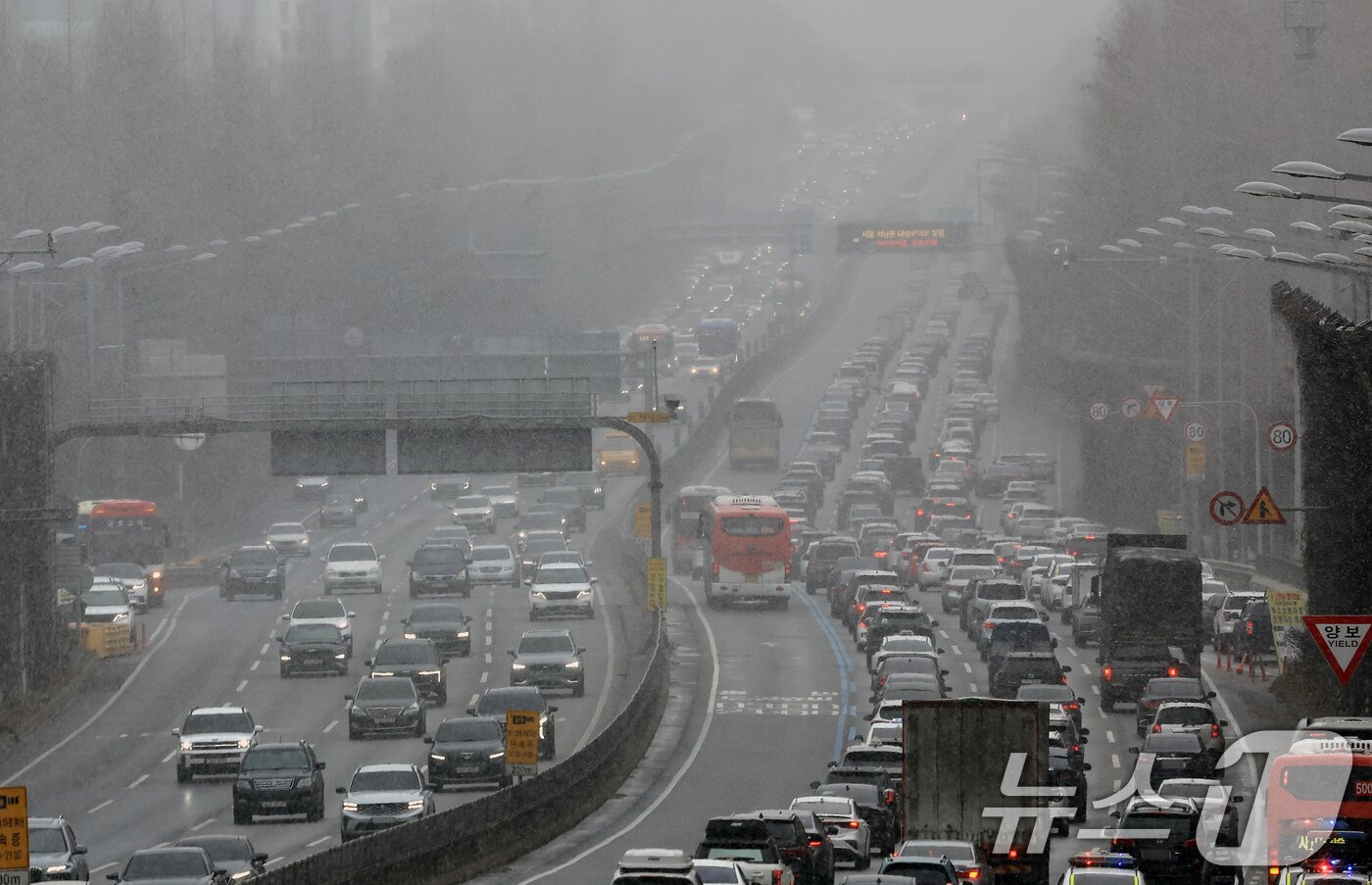 본문 이미지 - 설 명절 연휴 사흘째이자 대설특보가 발효된 27일 서울 서초구 경부고속도로 잠원 IC 인근 하행선에 밀려드는 귀성 차량 등으로 거북이 걸음을 보이고 있다. 한국도로공사에 따르면 이날 전국에서 484만 대가 이동할 것으로 전망되며 수도권에서 지방으로 44만 대, 지방에서 수도권으로 39만 대가 이동할 것으로 보인다. 2025.1.27/뉴스1 ⓒ News1 박정호 기자