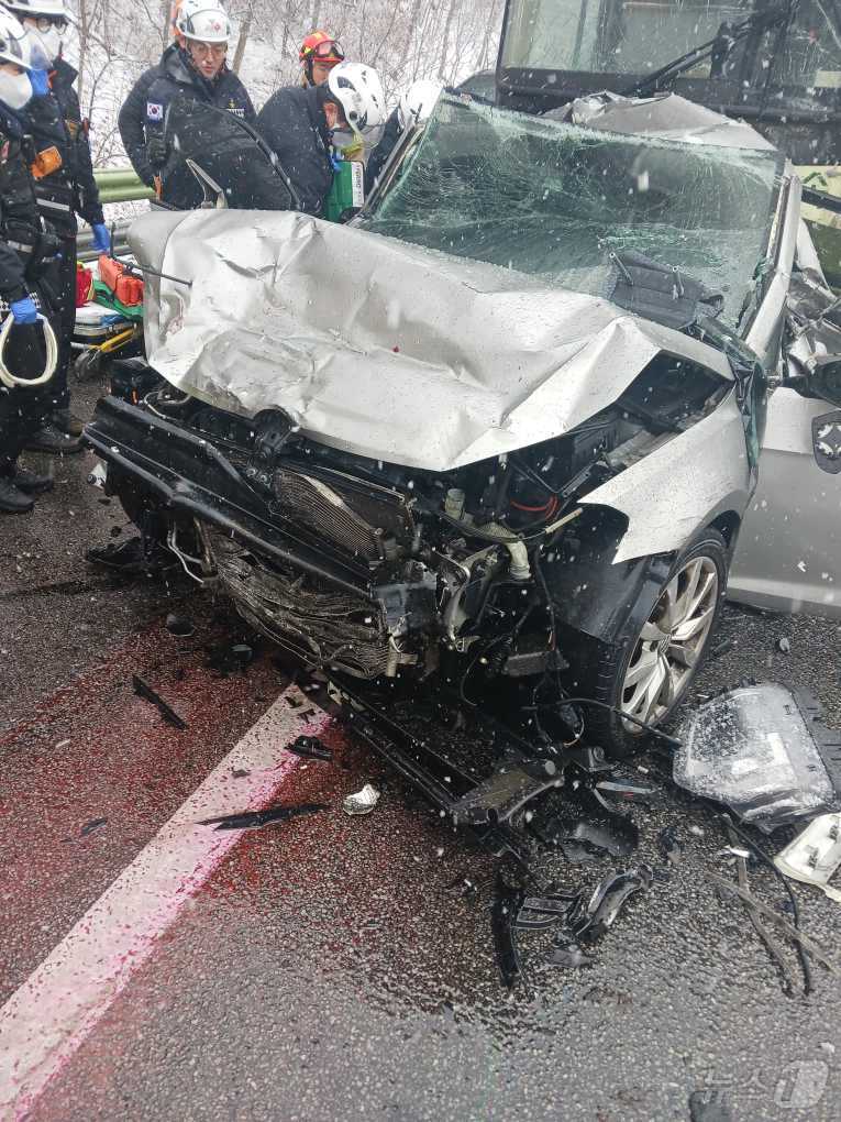 본문 이미지 - 27일 영동고속도로 강릉방향 11중 추돌사고 수습현장.(강원도소방본부 제공) 2025.1.27/뉴스1