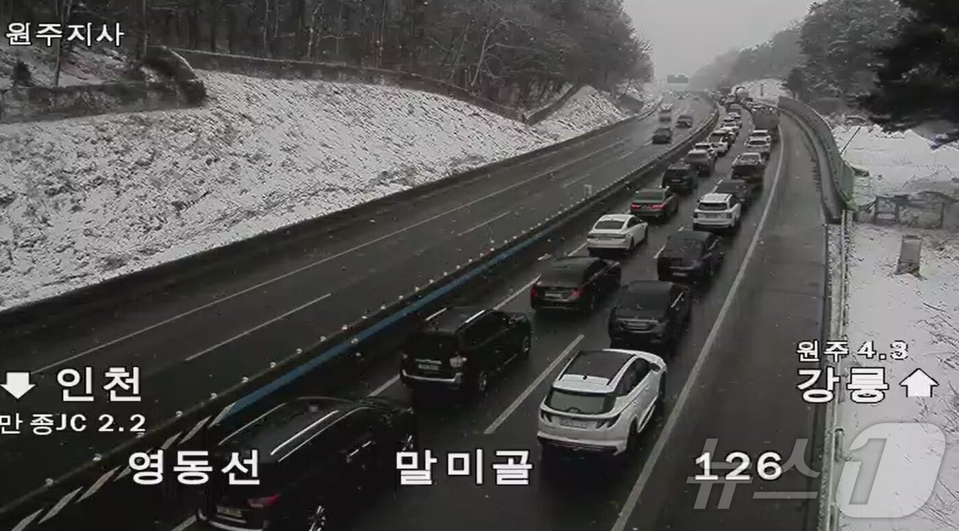 본문 이미지 - 영동고속도로 강릉방향 원주IC 인근 말미골 일대에서 교통정체가 심한 모습. 한국도로공사는 원주IC 전방 2㎞ 부근에서 일어난 교통사고로 해당 구간이 통제, 문막IC로 인한 국도 우회를 안내 중이다.(한국도로공사 고속도로 CCTV 캡처) 2025.1.27/뉴스1