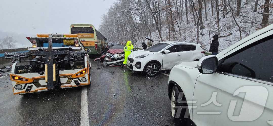 본문 이미지 - 본격적인 귀성길 정체가 시작된 27일 강원 강릉으로 향하는 영동고속도로 원주IC 인근에서 11중 추돌사고가 발생, 현장에 출동한 경찰과 소방 대원들이 사고 수습을 벌이고 있다.  (강원도소방본부 제공) 2025.1.27/뉴스1