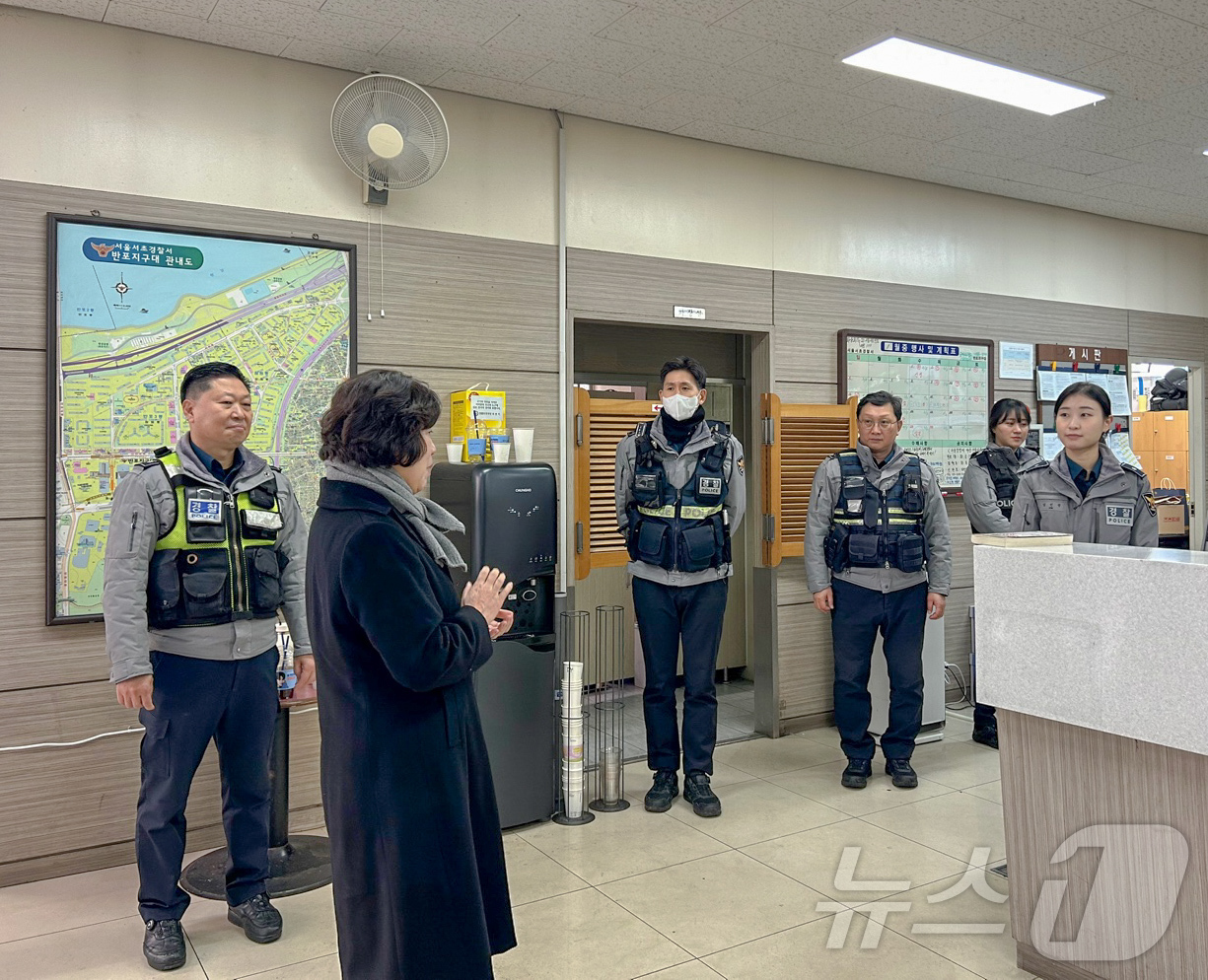 (서울=뉴스1) = 강정애 국가보훈부 장관이 설명절 연휴인 27일 오후 서울 서초경찰서 반포지구대를 방문해 위문품을 전달하고 현장 경찰 제복근무자들을 위문하고 있다.국가보훈부는 군 …