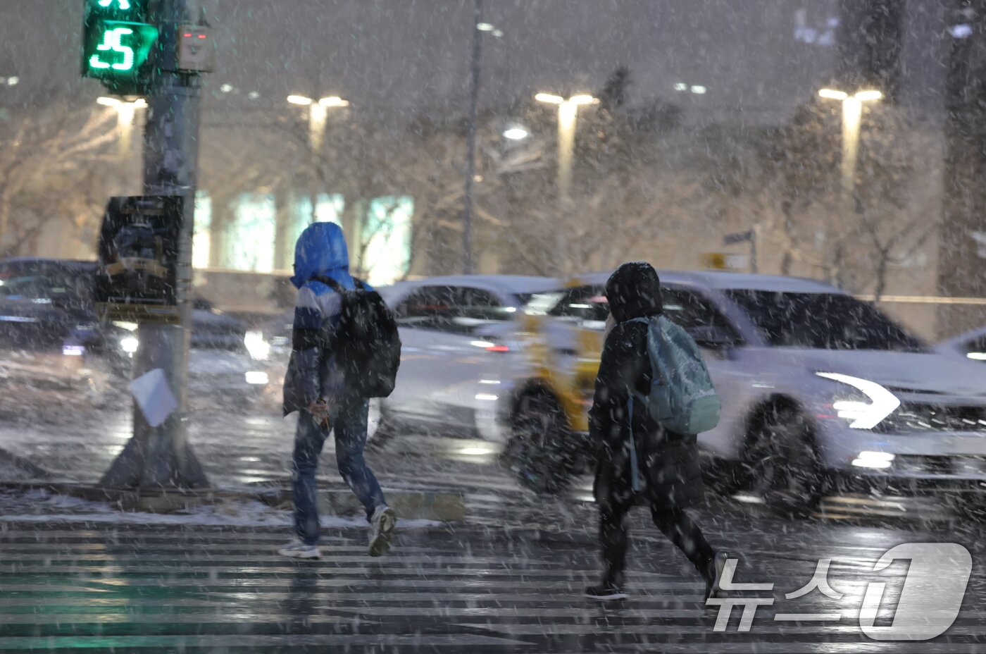 본문 이미지 - 설 명절을 앞두고 대설특보가 발효된 27일 오후 광주 서구 신세계백화점 사거리에 시민들이 눈을 맞으며 발걸음을 재촉하고 있다. 2025.1.27/뉴스1 ⓒ News1 김태성 기자