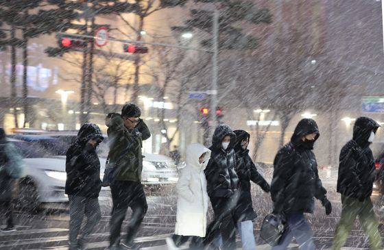 항공기 21편·여객선 70척 스톱…오늘 최대 20㎝ '눈 폭탄'