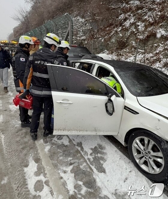본문 이미지 - 27일 오전 남원시 대산면 광주대구고속도로 46㎞ 지점(광주방향)에서 3중 추돌사고가 발생한 가운데 소방대원들이 사고차량에서 부상자를 구조하고 있다.(전북자치도 소방본부 제공)/뉴스1 
